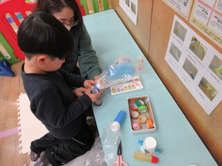 ビニールテープを貼っているところ