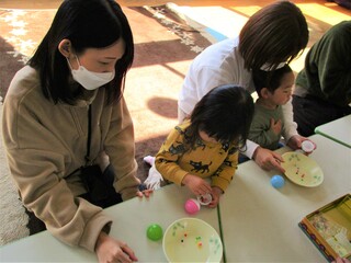 ビーズをカプセルに入れるよ！