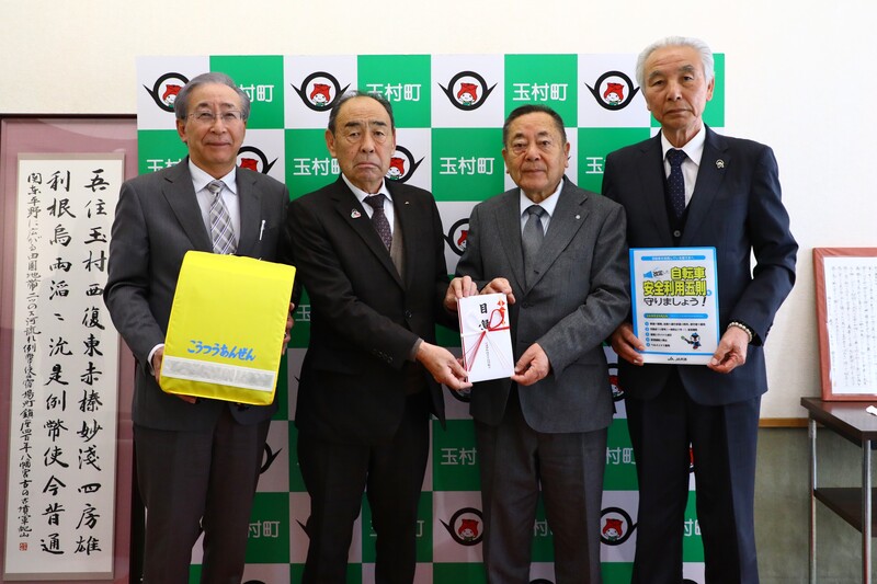 記念撮影をする石川町長