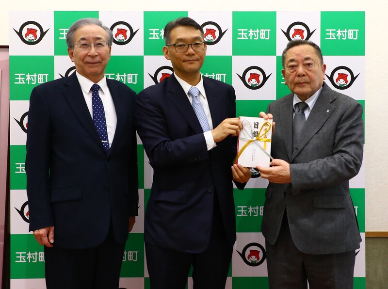 記念撮影をする石川町長