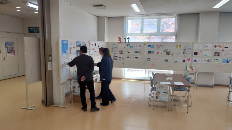 新井ななみさんから説明を受ける石川町長