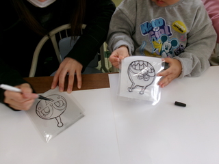 絵をなぞっているところ