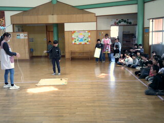 男児と先生がこま対決をしているところ