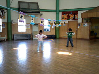 女児がフラフープしているところ