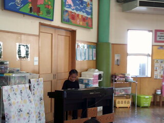 女児がピアノを披露しているところ