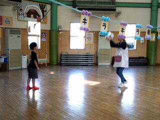 男児がサッカーしているところ