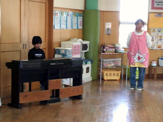 女児がピアノをしているところ