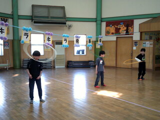 男児がフラフープをしているところ