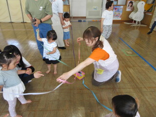 紙テープで遊んでいるところ