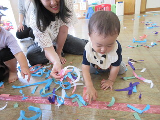 紙テープで遊んでいるところ