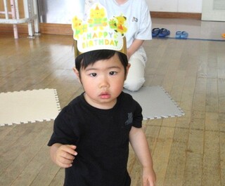 お誕生祝いの冠をかぶっているところ