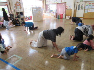 おうまのおやこ♪のメロディーでハイハイしています。