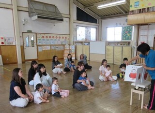 リズムで汗をかいた後は、大型絵本「だるまさんが」を観てほっこり💗