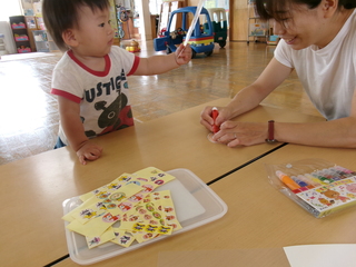 ママ、シールはこれ貼って! ママ、シールはこれ貼って!