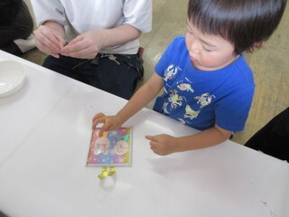 フレームに貼っているところ