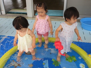噴水で遊んでいるところ