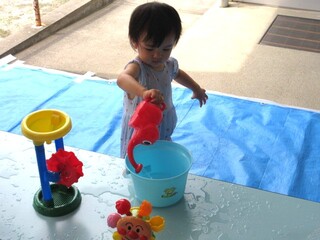 じょうろを使って水遊び