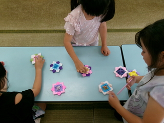 みんなでコマを回して遊んでいるところ みんなでコマを回して遊んでいるところ