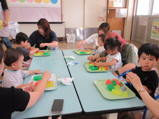 寒天キューブで遊んでいるところ