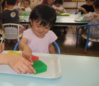 寒天キューブで遊んでいるところ