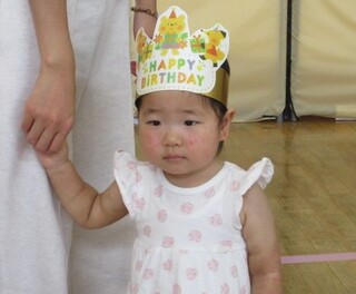 お誕生日の冠をかぶっているところ