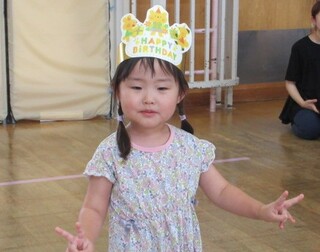 お誕生日の冠をかぶっているところ