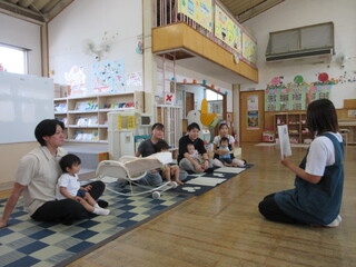 おはなしを見ているところ