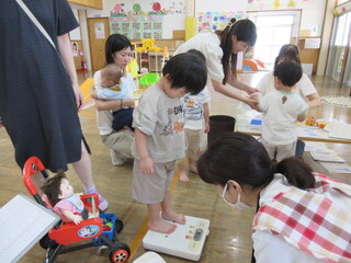 体重をはかっているところ
