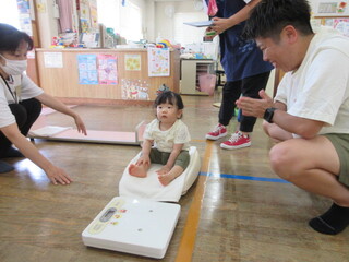 体重をはかっているところ