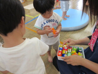 おみやげをもらっているところ