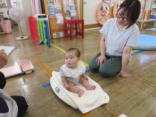 体重をはかっているところ