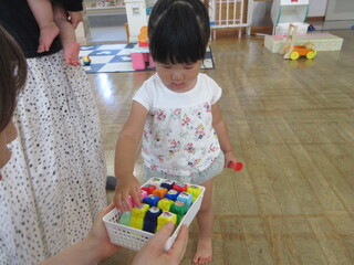 おみやげをもらっているところ