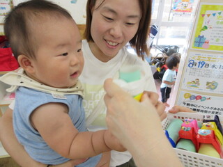 おみやげをもらっているところ