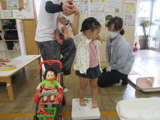 体重をはかっているところ