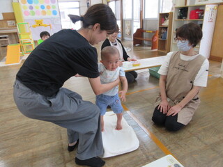 体重をはかっているところ