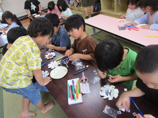 ハサミで切り込みを入れたり、キラキラシールを貼ったよ♪ ハサミで切り込みを入れたり、キラキラシールを貼ったよ♪