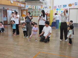 体操「春がきたらね」を踊っているところ