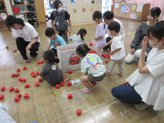 「だるまさん玉入れ」!!