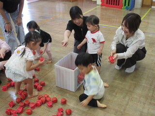 箱に玉を拾って入れるよ!透明のだるまさんが赤いだるまさんにへんし~ん!