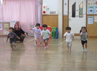 「かけっこ」ゴールテープの向こうのお家の人に向かって、よーいドン!
