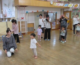 「アイスでちゅ💗」の曲で親子ダンスを楽しんでいるところ