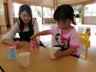 コップに羽を付けます