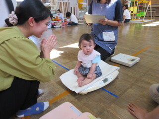 体重をはかっているところ