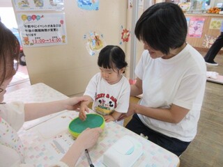 手形をとっているところ