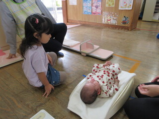 体重をはかっているところ