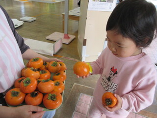 児童館でとれた柿どうぞ☆