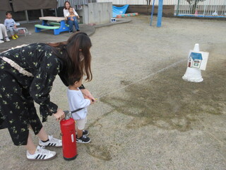 水消火器を使っているところ