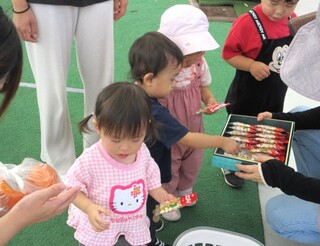 お土産をもらっているところ